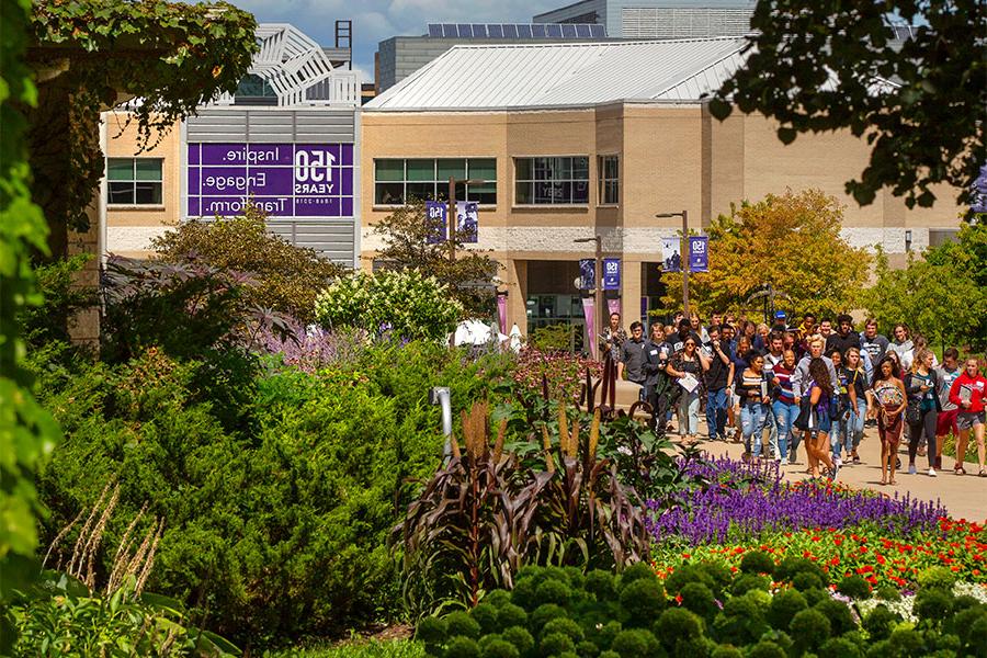 A tour is lead outside of the University Center on the 足彩平台 campus.